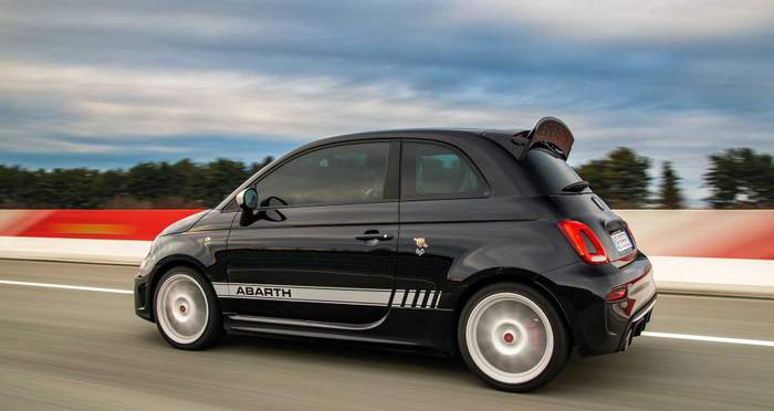 Малкият черен скорпион: Abarth 695 Esseesse СНИМКИ