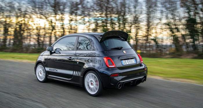 Малкият черен скорпион: Abarth 695 Esseesse СНИМКИ