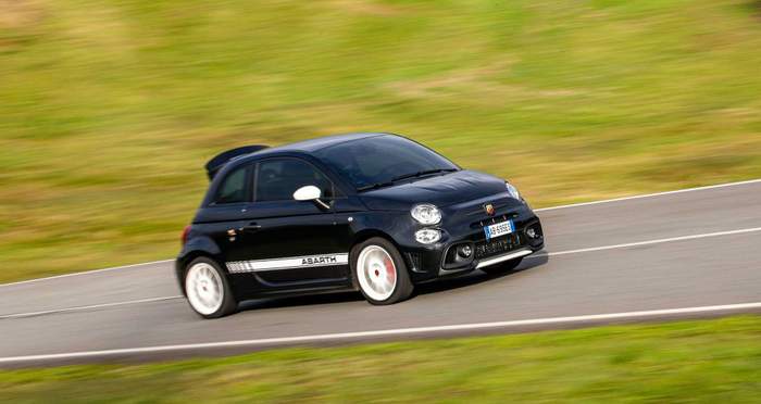 Малкият черен скорпион: Abarth 695 Esseesse СНИМКИ