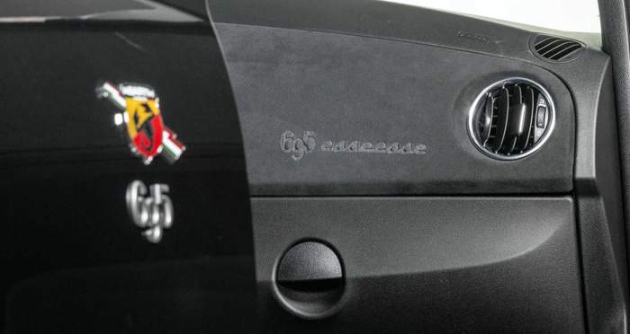 Малкият черен скорпион: Abarth 695 Esseesse СНИМКИ