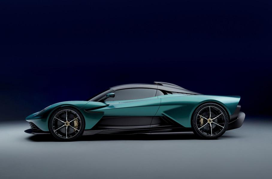 Убиец на McLaren и Ferrari: Новият Aston Martin Valhalla е с невероятна мощност СНИМКИ