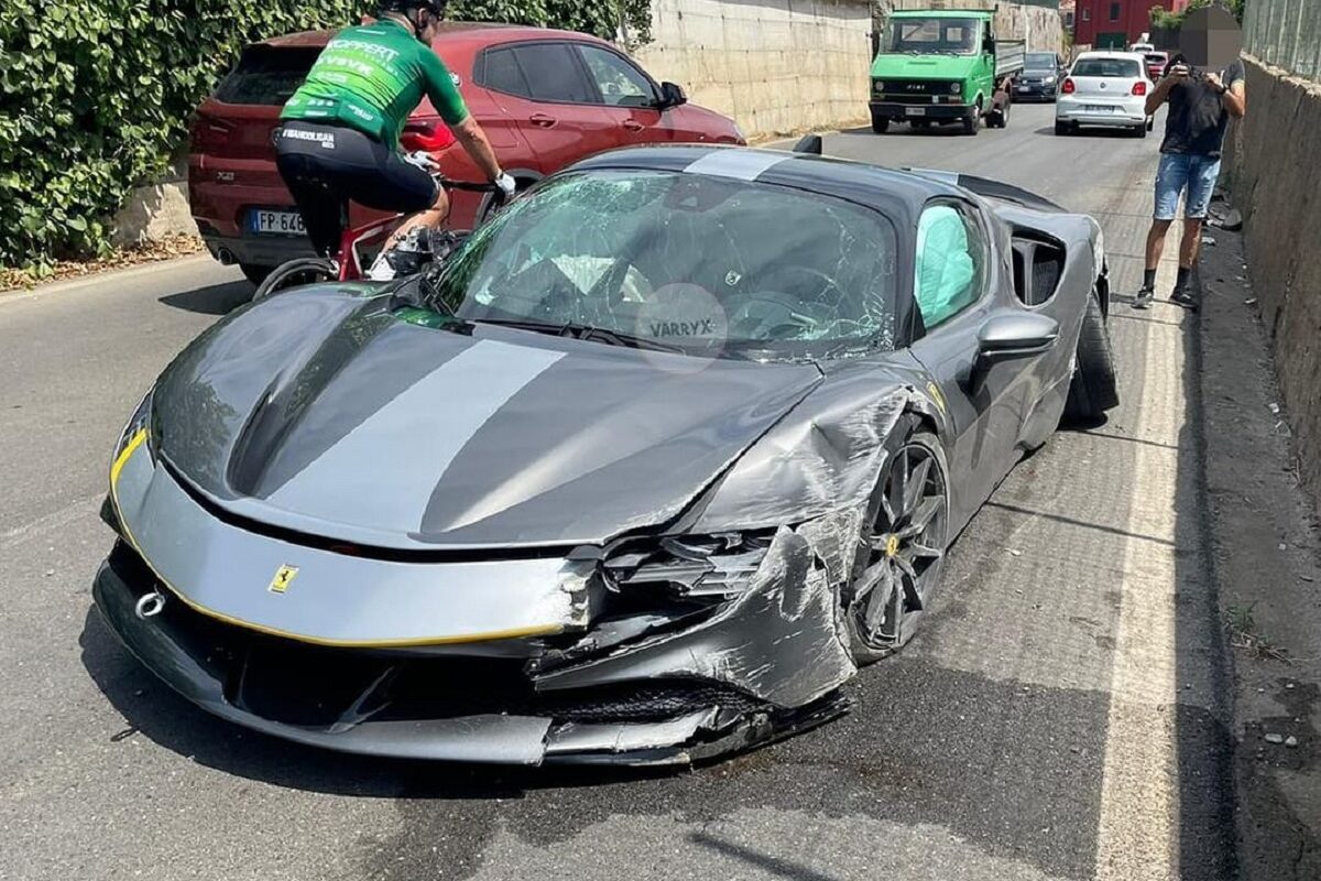 Шофьор разби най-скъпото и бързо Ferrari скоро след покупката СНИМКИ