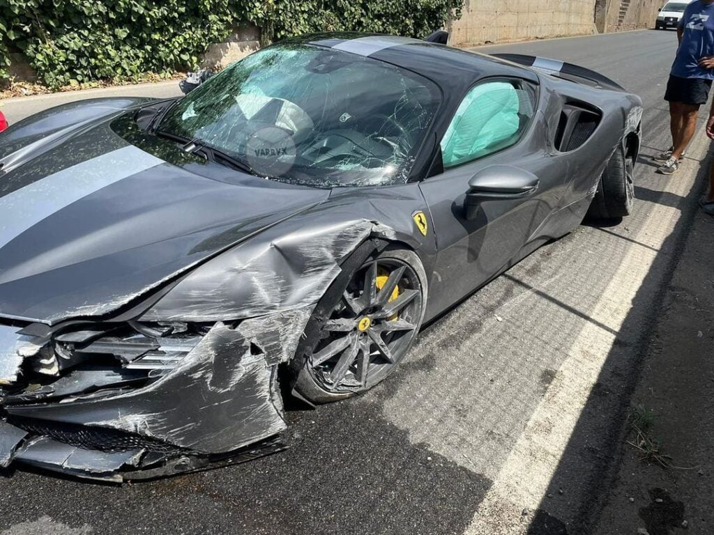 Шофьор разби най-скъпото и бързо Ferrari скоро след покупката СНИМКИ