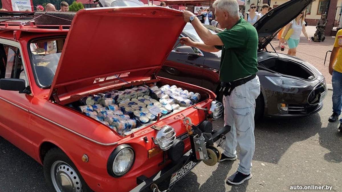 Запорожец победи Tesla в интересно съревнование СНИМКИ