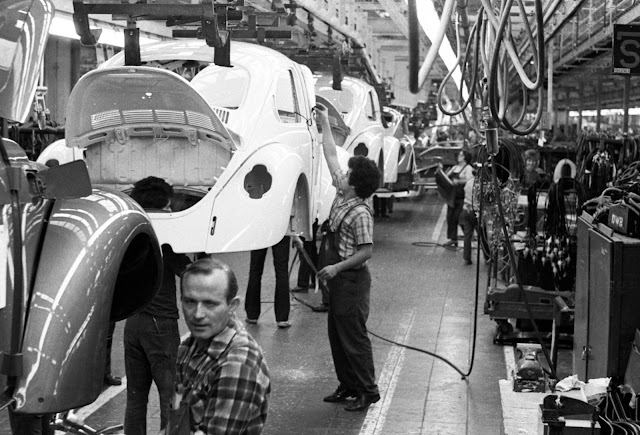 30 СНИМКИ, запечатали ежедневието в завода на Volkswagen през 1972 г.