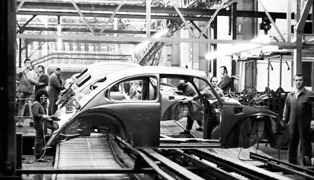 30 СНИМКИ, запечатали ежедневието в завода на Volkswagen през 1972 г.