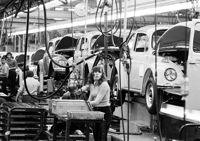 30 СНИМКИ, запечатали ежедневието в завода на Volkswagen през 1972 г.