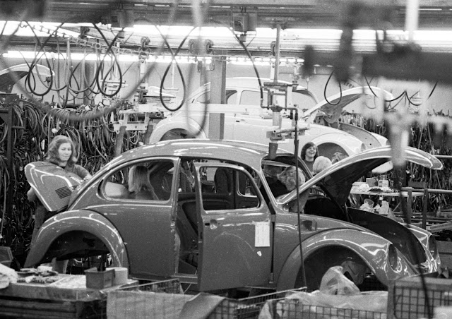 30 СНИМКИ, запечатали ежедневието в завода на Volkswagen през 1972 г.