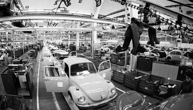 30 СНИМКИ, запечатали ежедневието в завода на Volkswagen през 1972 г.