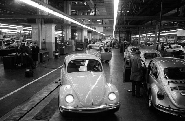 30 СНИМКИ, запечатали ежедневието в завода на Volkswagen през 1972 г.