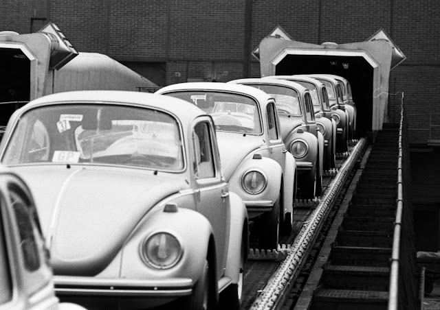 30 СНИМКИ, запечатали ежедневието в завода на Volkswagen през 1972 г.