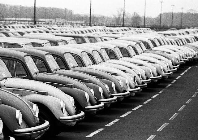 30 СНИМКИ, запечатали ежедневието в завода на Volkswagen през 1972 г.