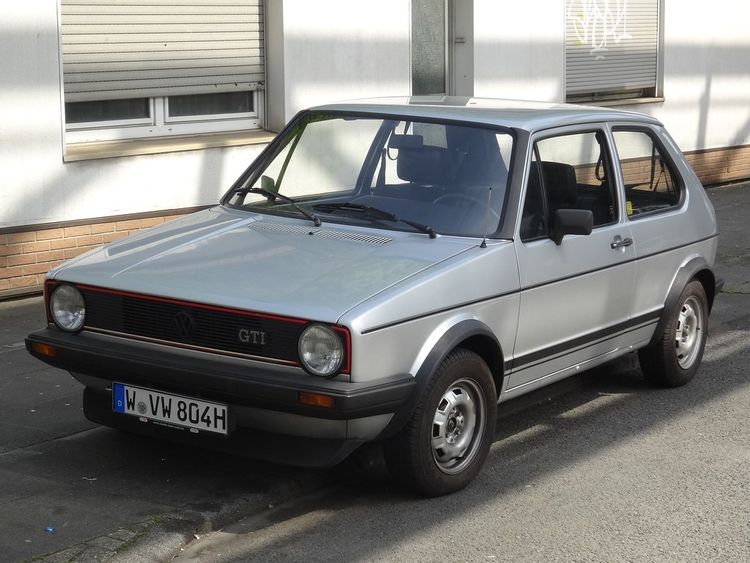 Как Peugeot 205 удари жестоко по продажбите на Volkswagen Golf GTI