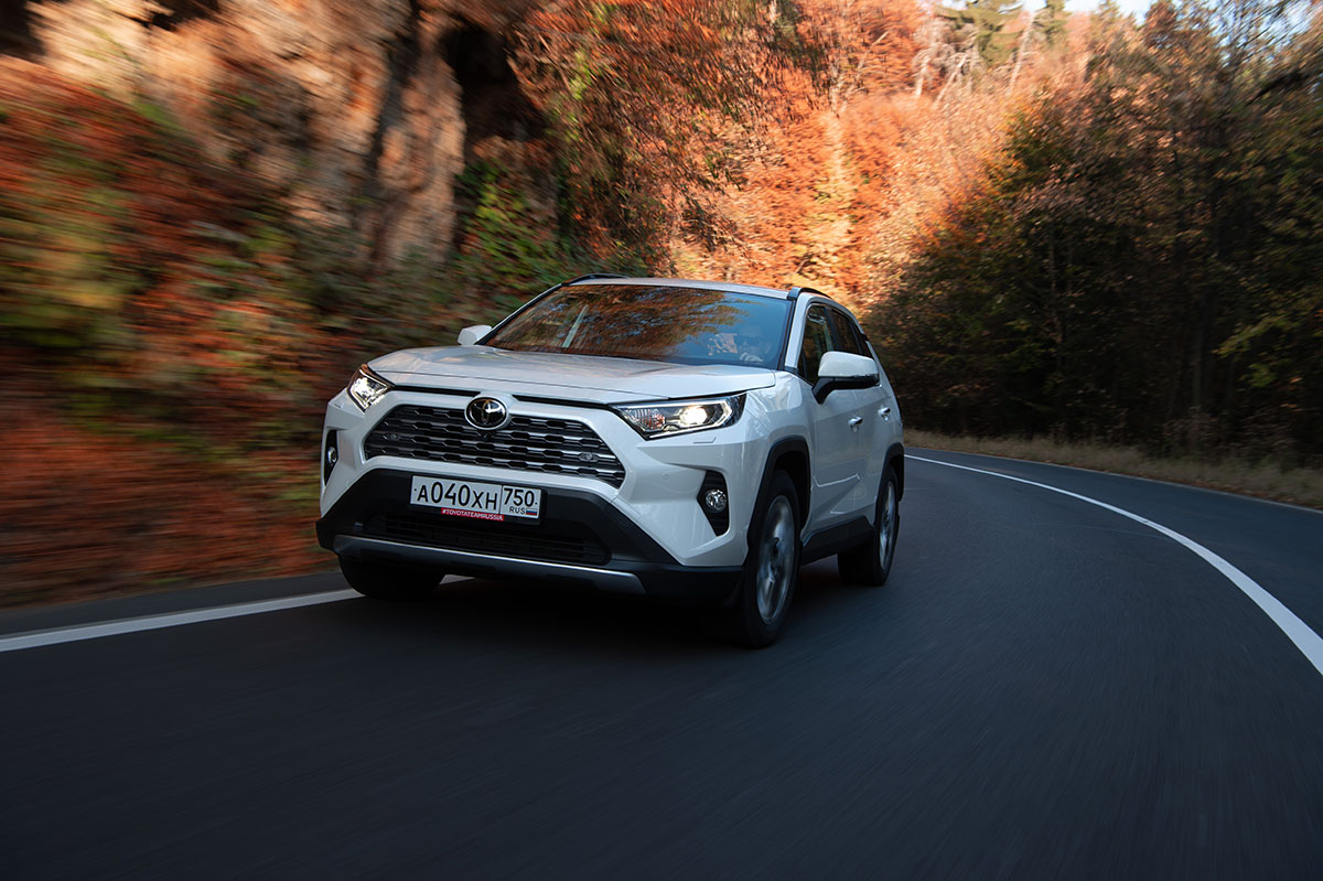 Блогър разглоби Toyota RAV4 и обясни защо това е най-добрият автомобил ВИДЕО