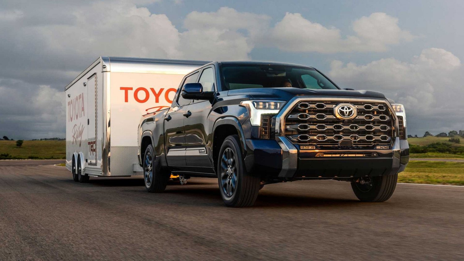 Новата Toyota Tundra: Брутален дизайн и изключително издръжливо шаси СНИМКИ