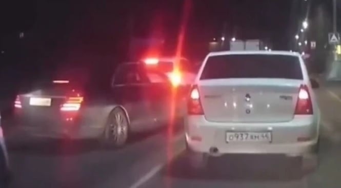 Ядосан мъж с Mercedes се нахвърли върху друг шофьор, но изведнъж... ВИДЕО