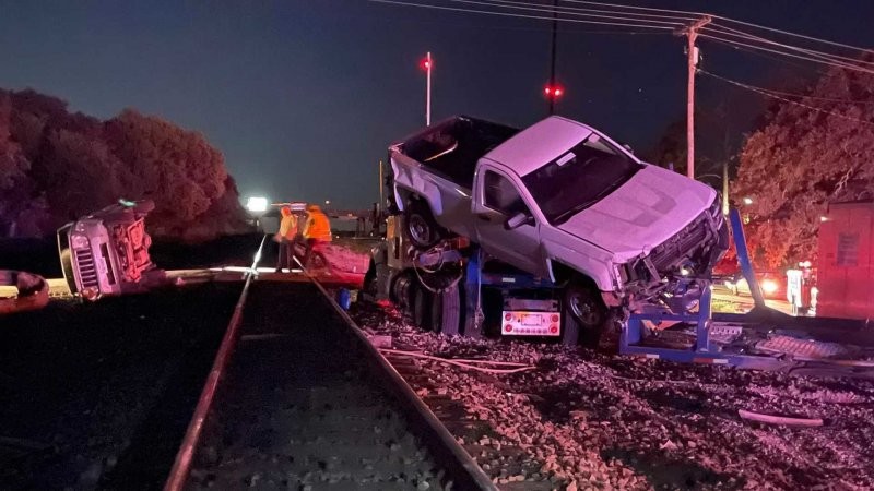 Зрелищно ВИДЕО: Автовоз с нови коли бе пометен от бърз влак