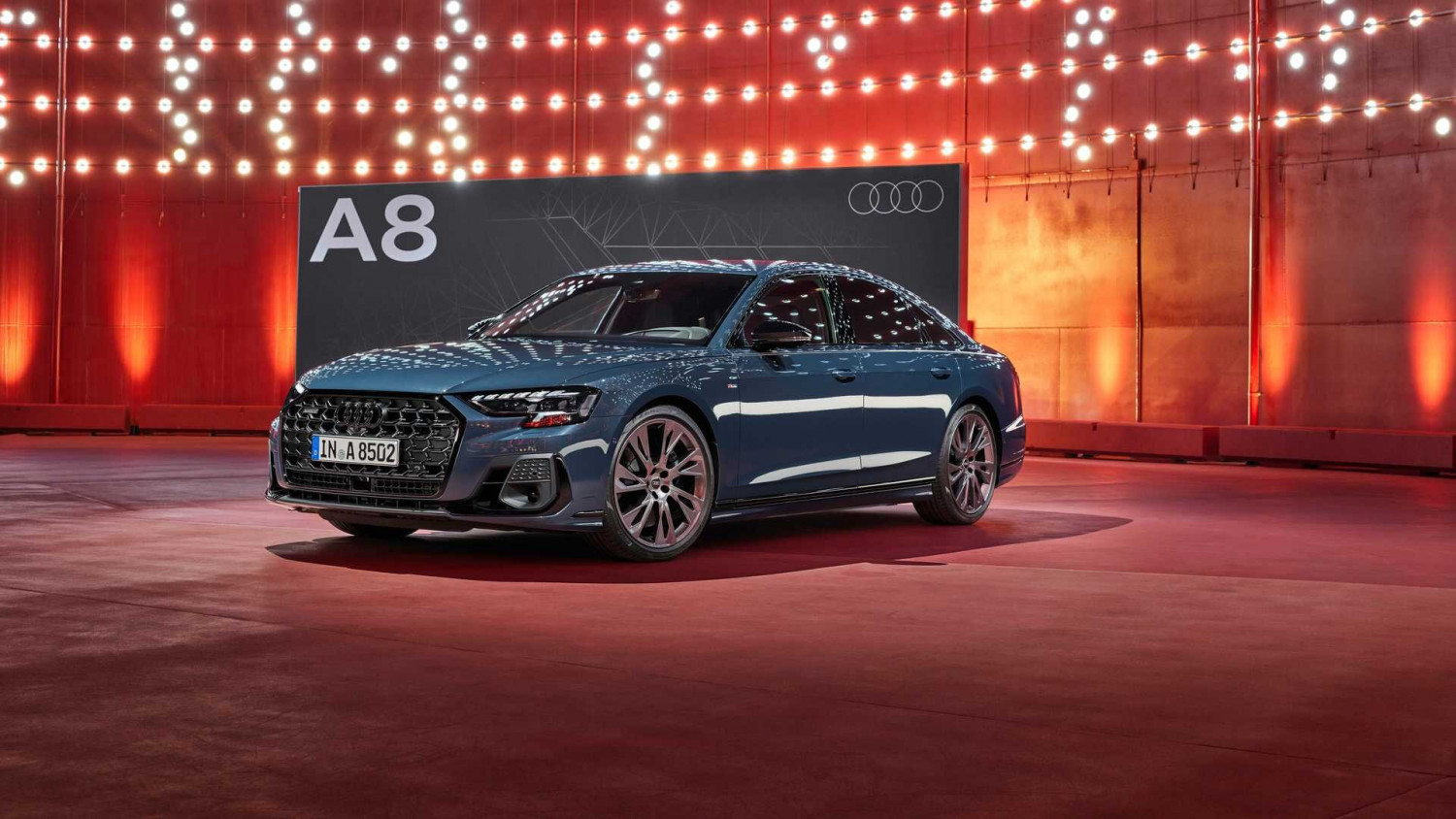 Audi обнови визията и оборудването на A8, решетката е най-голямата досега СНИМКИ