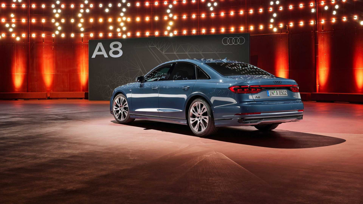 Audi обнови визията и оборудването на A8, решетката е най-голямата досега СНИМКИ