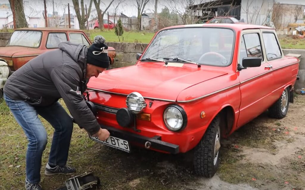 Шофьор превърна Запорожец в уникален дом на колела ВИДЕО