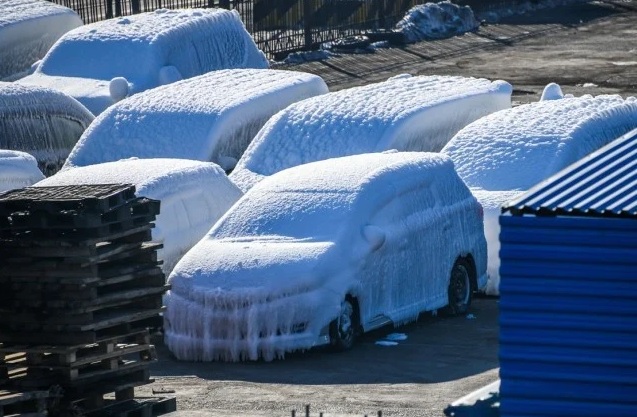 Уникално ВИДЕО: Вижте как кораб докара "замразени" автомобили