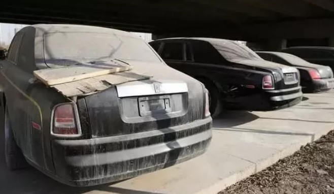 Откриха коли Rolls-Royce, Bentley и Lamborghini, захвърлени под открито небе СНИМКИ