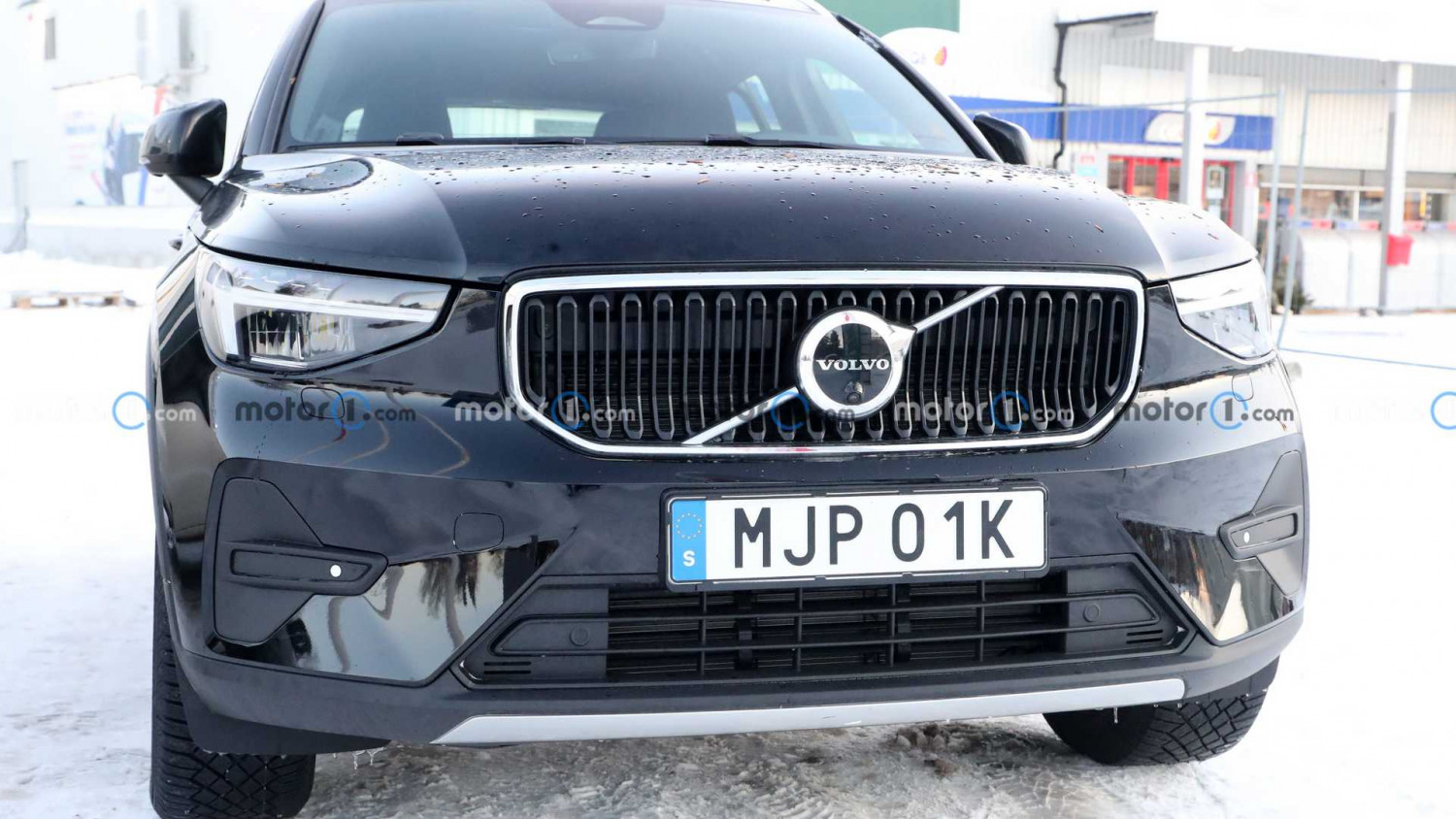 Новият Volvo XC40 без никакъв камуфлаж бе запечатан на СНИМКИ