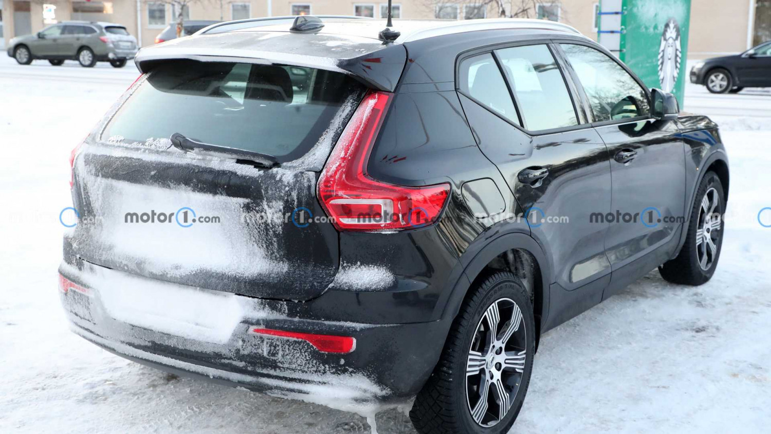 Новият Volvo XC40 без никакъв камуфлаж бе запечатан на СНИМКИ