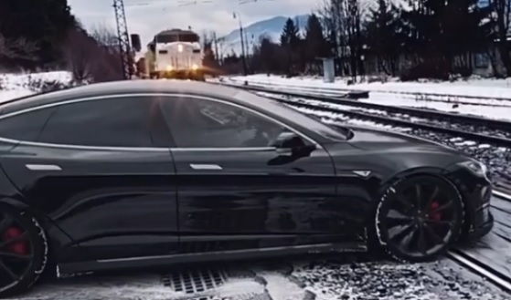 Бърз влак премаза Tesla, последвалото изуми мрежата ВИДЕО