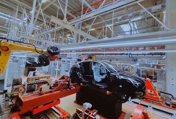 Tesla показа зашеметяващо ВИДЕО на новия си гигазавод в Германия