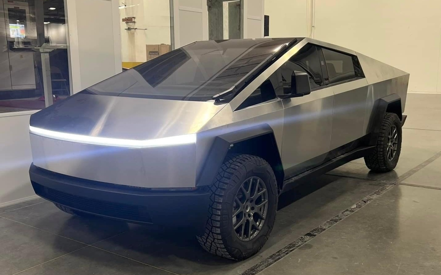 Фотошпиони показаха за първи път салона на очаквания Tesla Cybertruck СНИМКИ