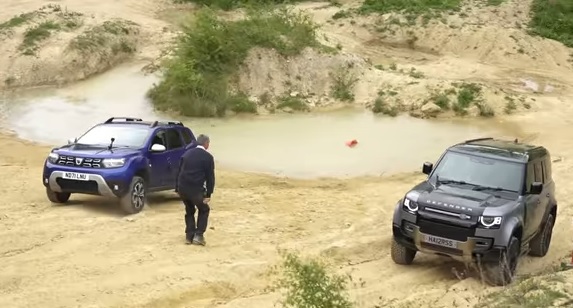 Не е за вярване как премина офроуд гонка между Dacia Duster и Land Rover ВИДЕО