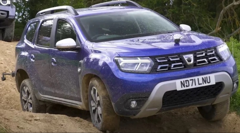 Не е за вярване как премина офроуд гонка между Dacia Duster и Land Rover ВИДЕО