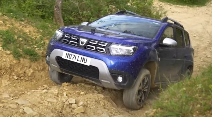 Не е за вярване как премина офроуд гонка между Dacia Duster и Land Rover ВИДЕО