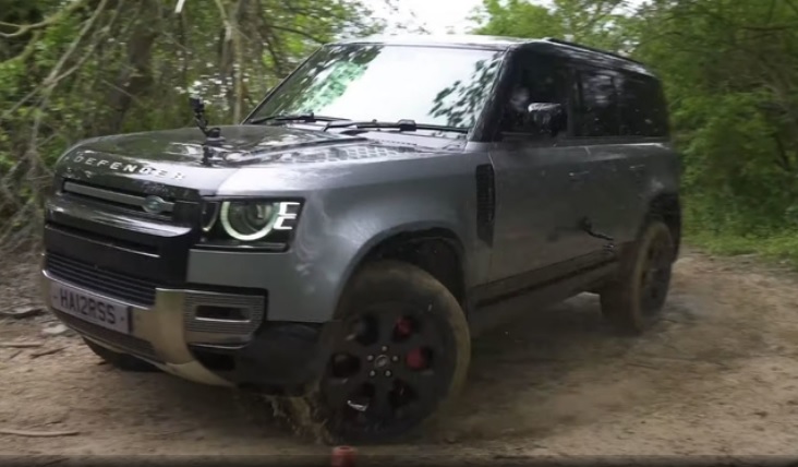 Не е за вярване как премина офроуд гонка между Dacia Duster и Land Rover ВИДЕО