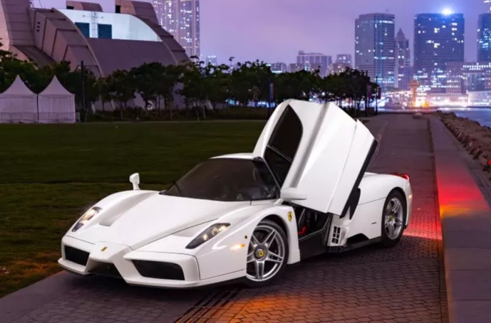 Продава се единственото и уникално бяло Ferrari Enzo в света СНИМКИ