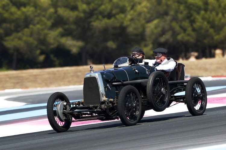 Уникално ВИДЕО: Шампион от Формула 1 форсира 100-г. Aston Martin на пистата