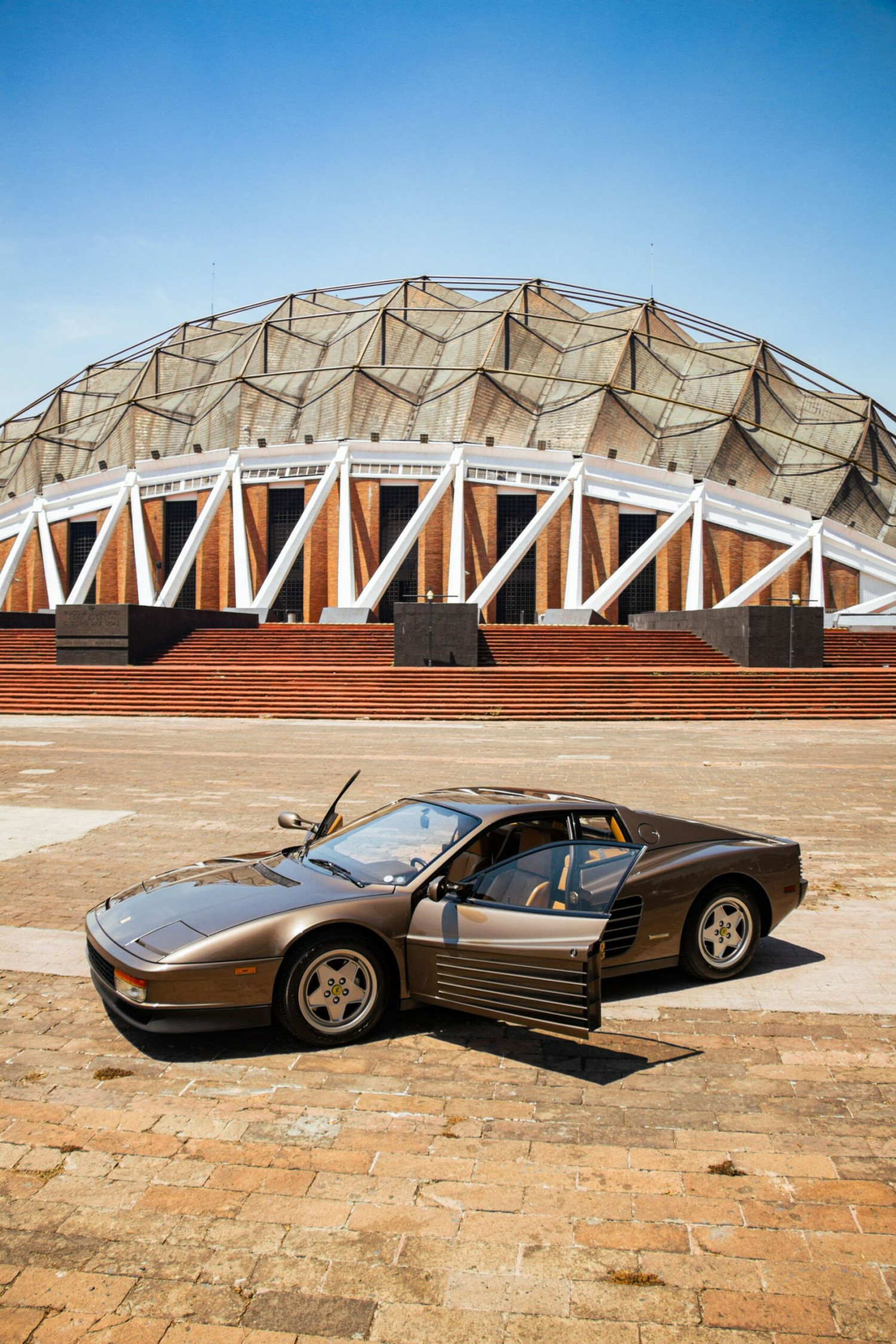 Продава се уникално Ferrari Testarossa от 1988 година СНИМКИ