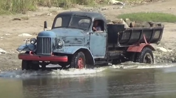 Не е за вярване: В тази страна все още работят 60-г. съветски самосвали ЗИЛ ВИДЕО