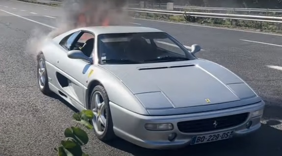 Запечатаха на ВИДЕО как Ferrari изгоря като факла на пътя