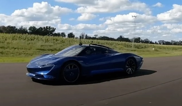 Bugatti Chiron срещу  McLaren Speedtail в зрелищна гонка с общо 2536 к.с. ВИДЕО