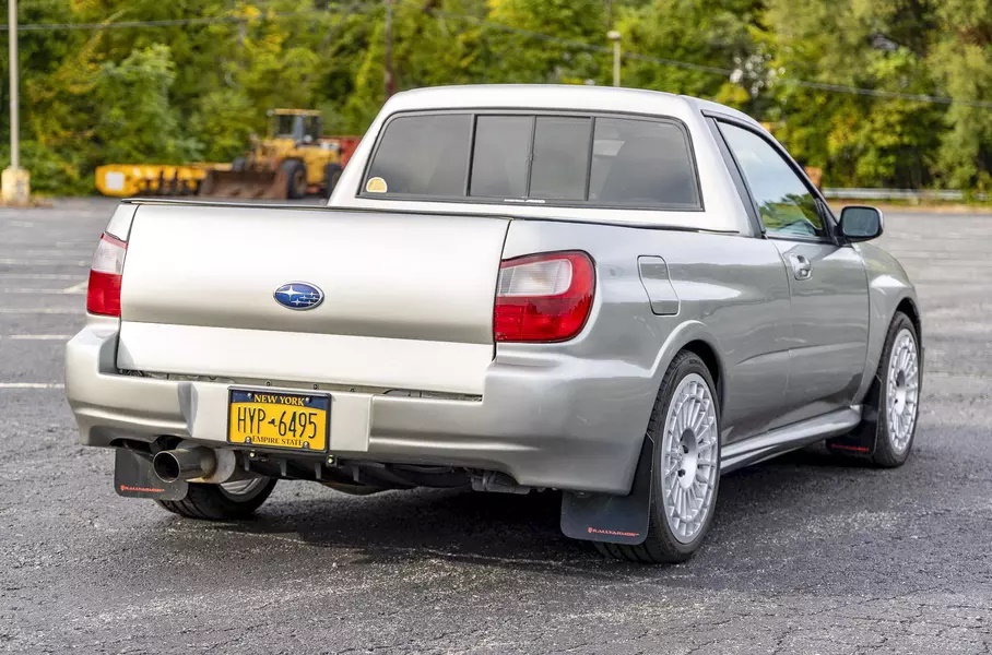 Уникално тунинговано Subaru пикап се продава на търг и то евтино СНИМКИ