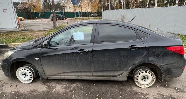 Шофьорка паркира колата си само по джанти и остави интересна бележка на стъклото СНИМКИ