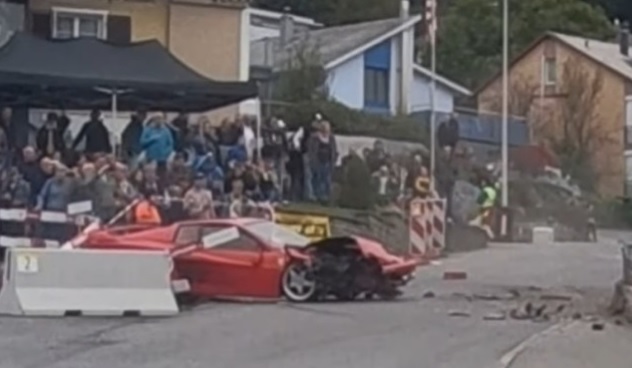 ВИДЕО запечата как разбиха култова суперкола Ferrari