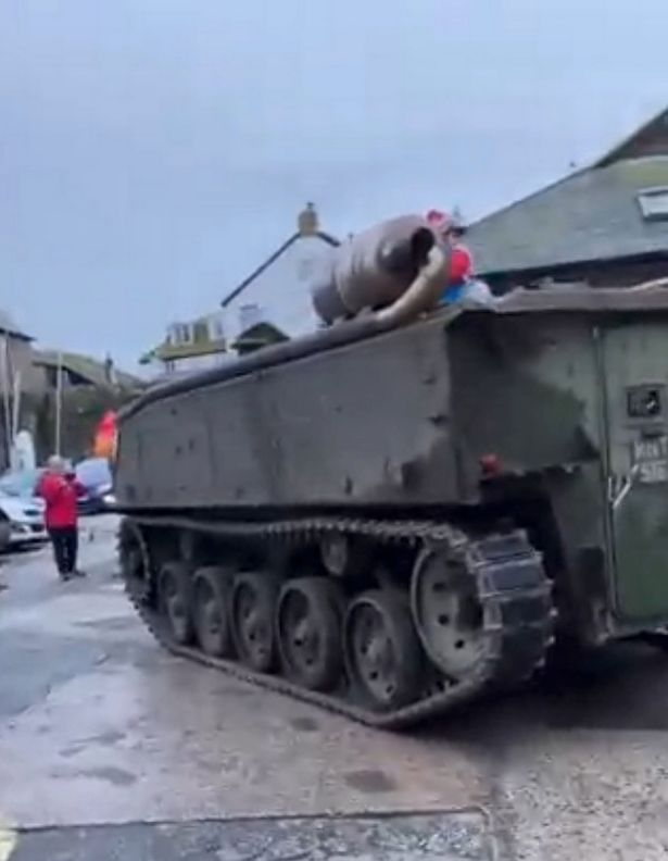 Вижте как пияни Дядо Коледа обикалят с БМП и възмутиха жителите ВИДЕО