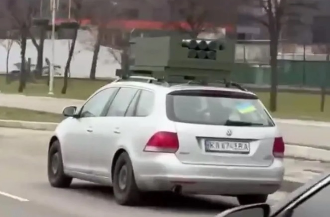 Volkswagen Golf с РСЗО Himars на покрива е забелязан в Киев ВИДЕО