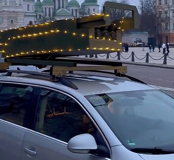 Volkswagen Golf с РСЗО Himars на покрива е забелязан в Киев ВИДЕО