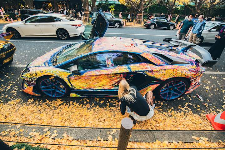 Секси художничка изрисува Lamborghini в стила на импресионизма ВИДЕО