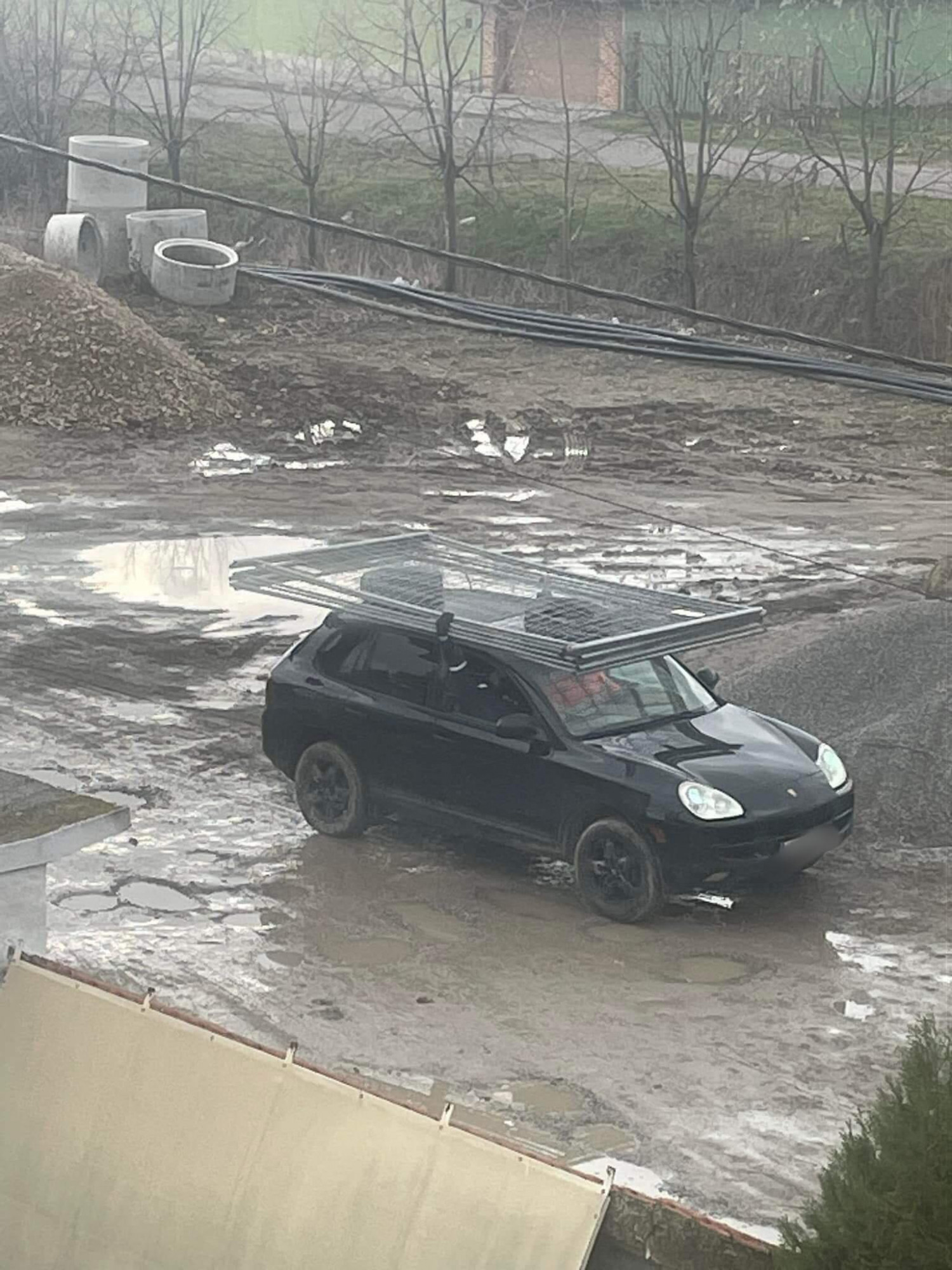 Такава гавра с джип Порше Кайен може да се случи само в България СНИМКИ