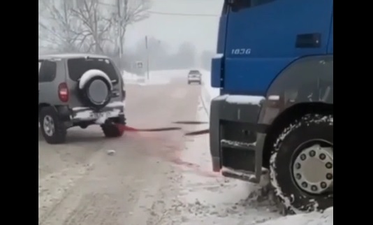 Зрелищно ВИДЕО показва дали Нива може да извади натоварен тир от капана на снежна преспа